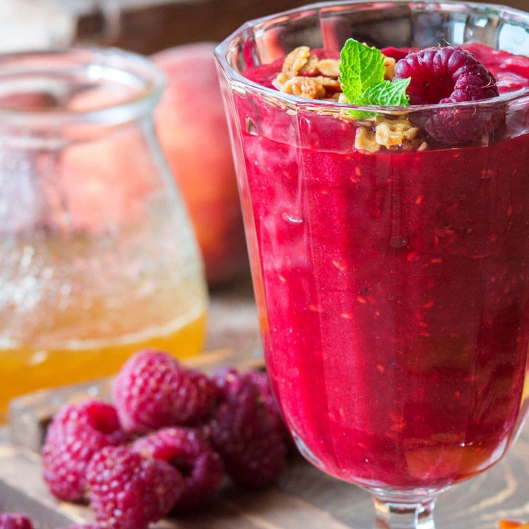 Batido de frambuesa y melocotón con granola