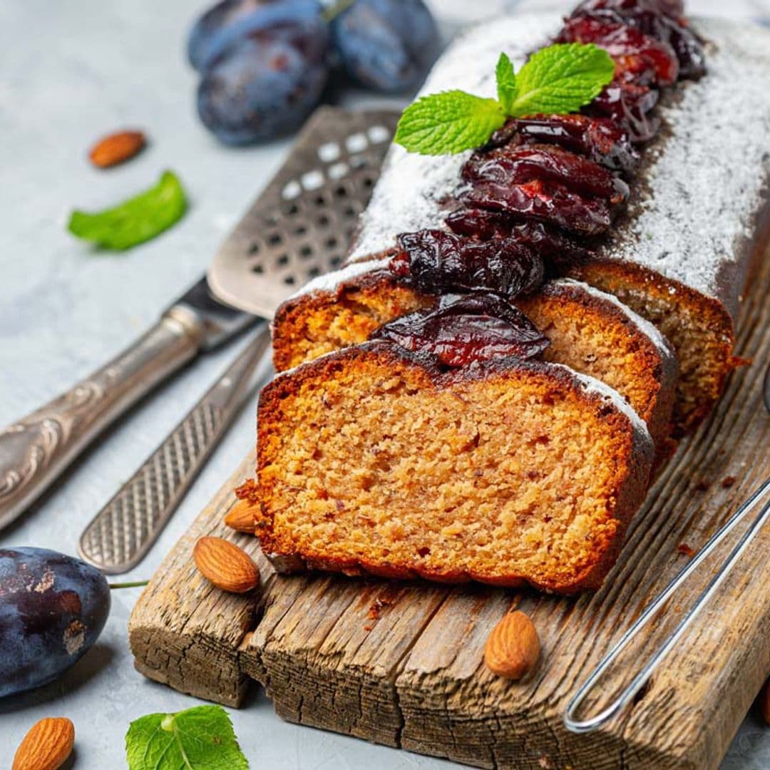 'Plum cake' de almendras con ciruelas confitadas