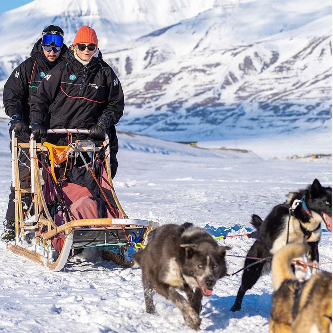 Las espectaculares imágenes de Haakon y Mette-Marit de Noruega entre nieve y trineos