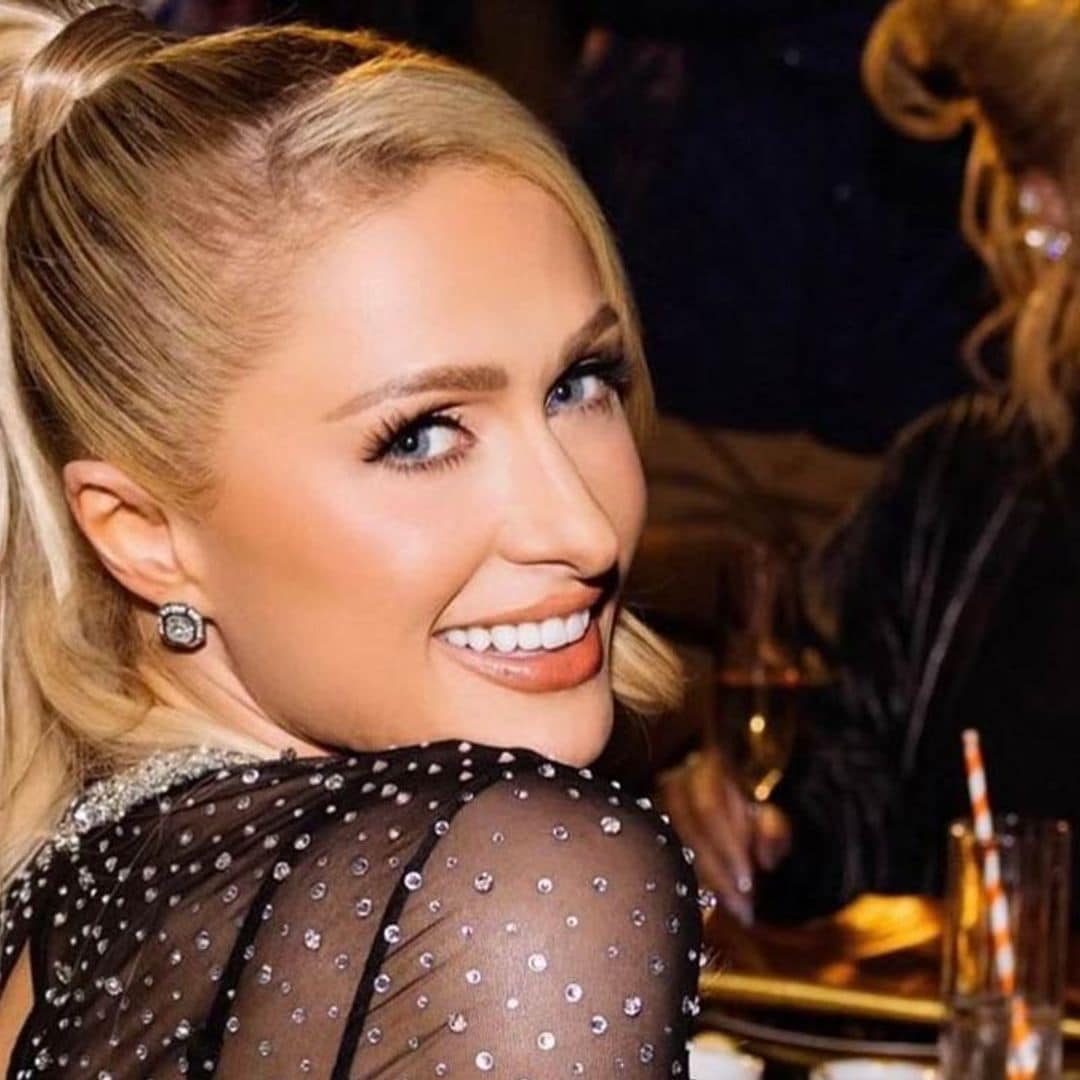 Paris Hilton deslumbra con un vestido largo joya en Los Ángeles, la mejor inspiración para invitadas de noche