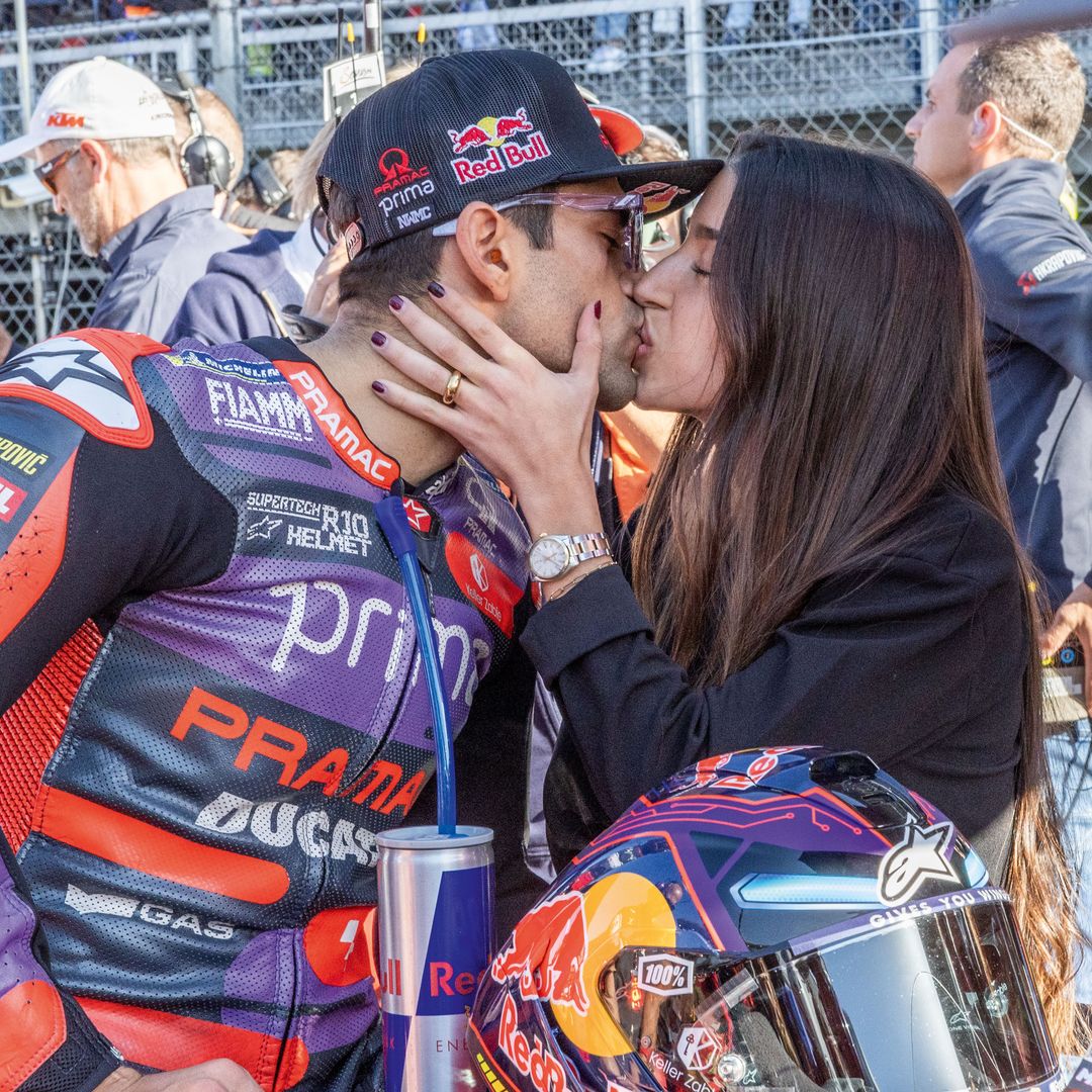 Jorge Martín besando a María antes de la carrera