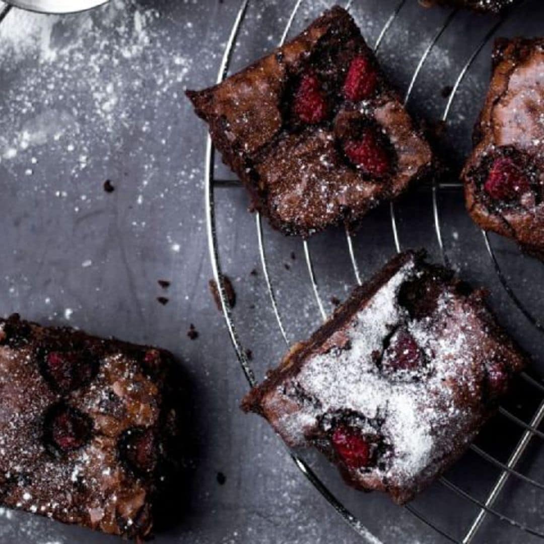 Brownie con frambuesas y almendras