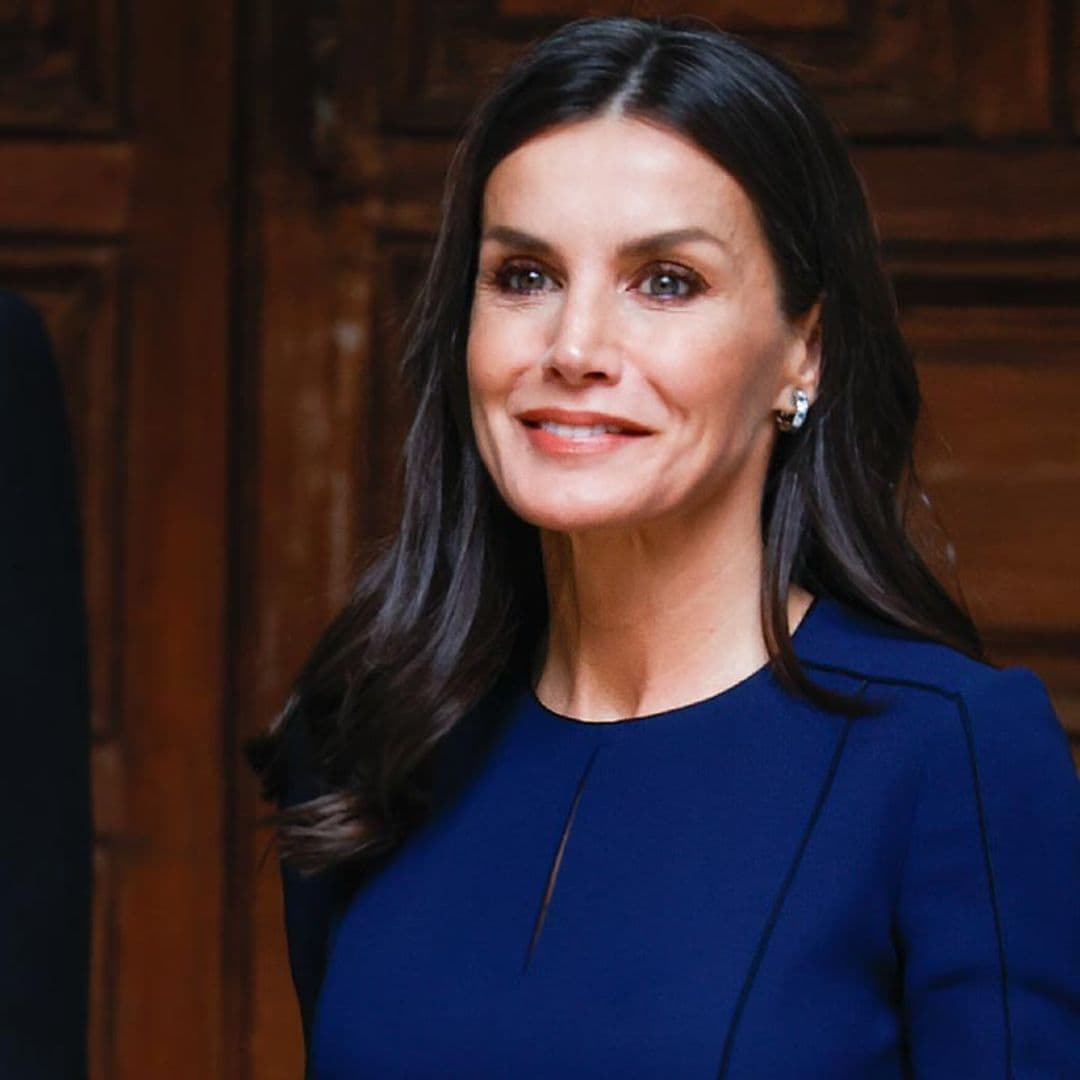 Doña Letizia recicla el vestido de escote lágrima que tiene en dos colores