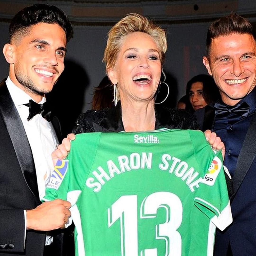 La increíble reacción de Sharon Stone cuando Joaquín le regala una camiseta del Betis