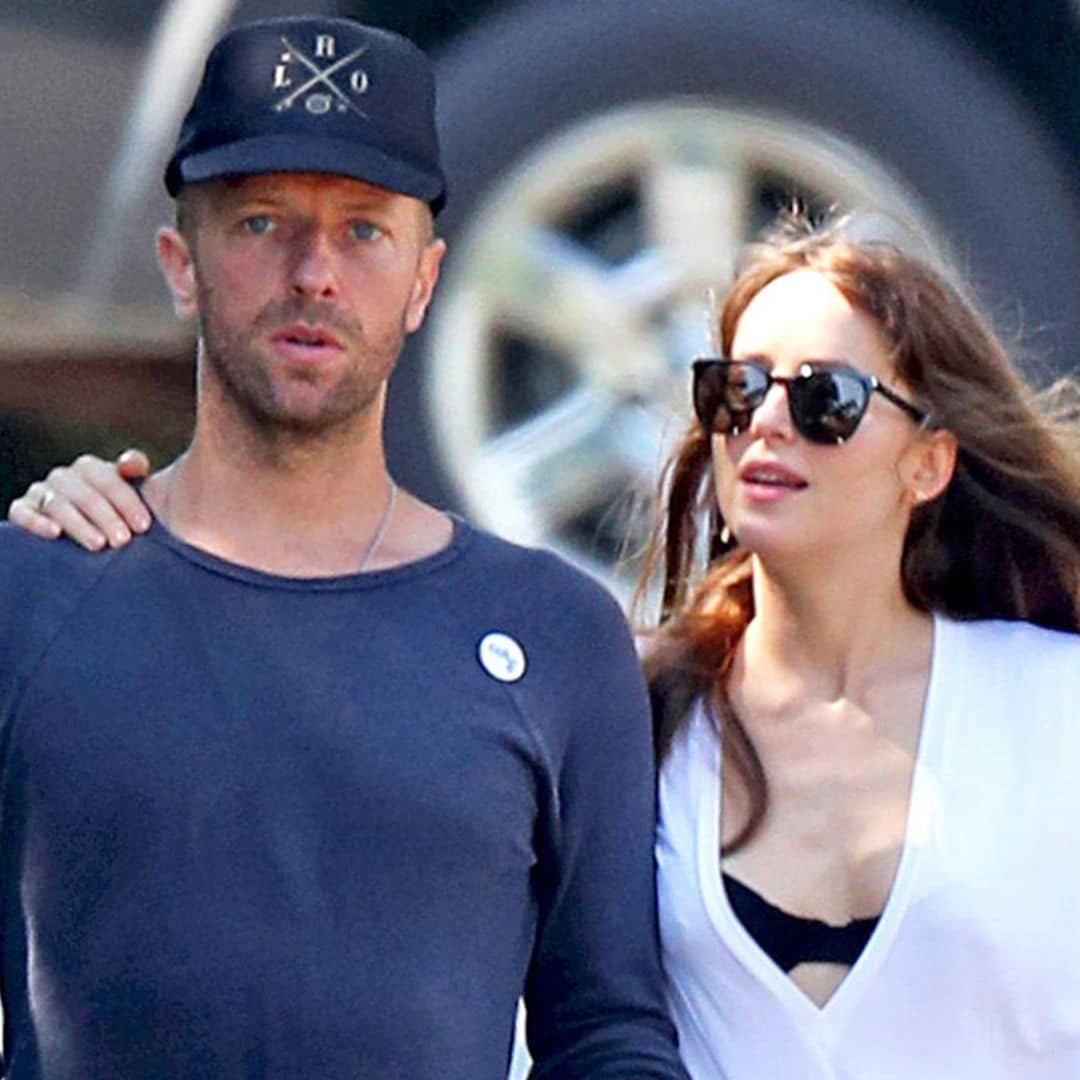 ¿Se han comprometido Chris Martin y Dakota Johnson después de seis años de noviazgo? Te contamos todos los detalles