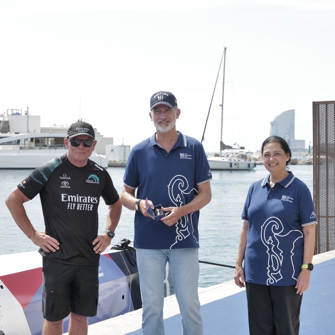 Así ha vivido el rey Felipe la Copa de América en Barcelona el día que la princesa Leonor ingresa en la Escuela Naval de Marín