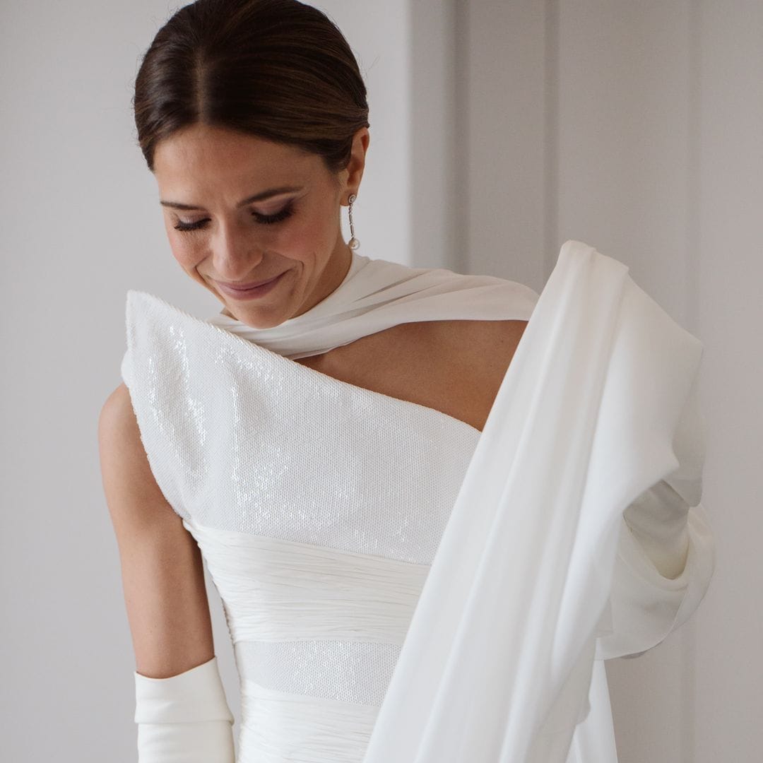 Un vestido de novia con lentejuelas y escote asimétrico para la boda de Ana en Pontevedra