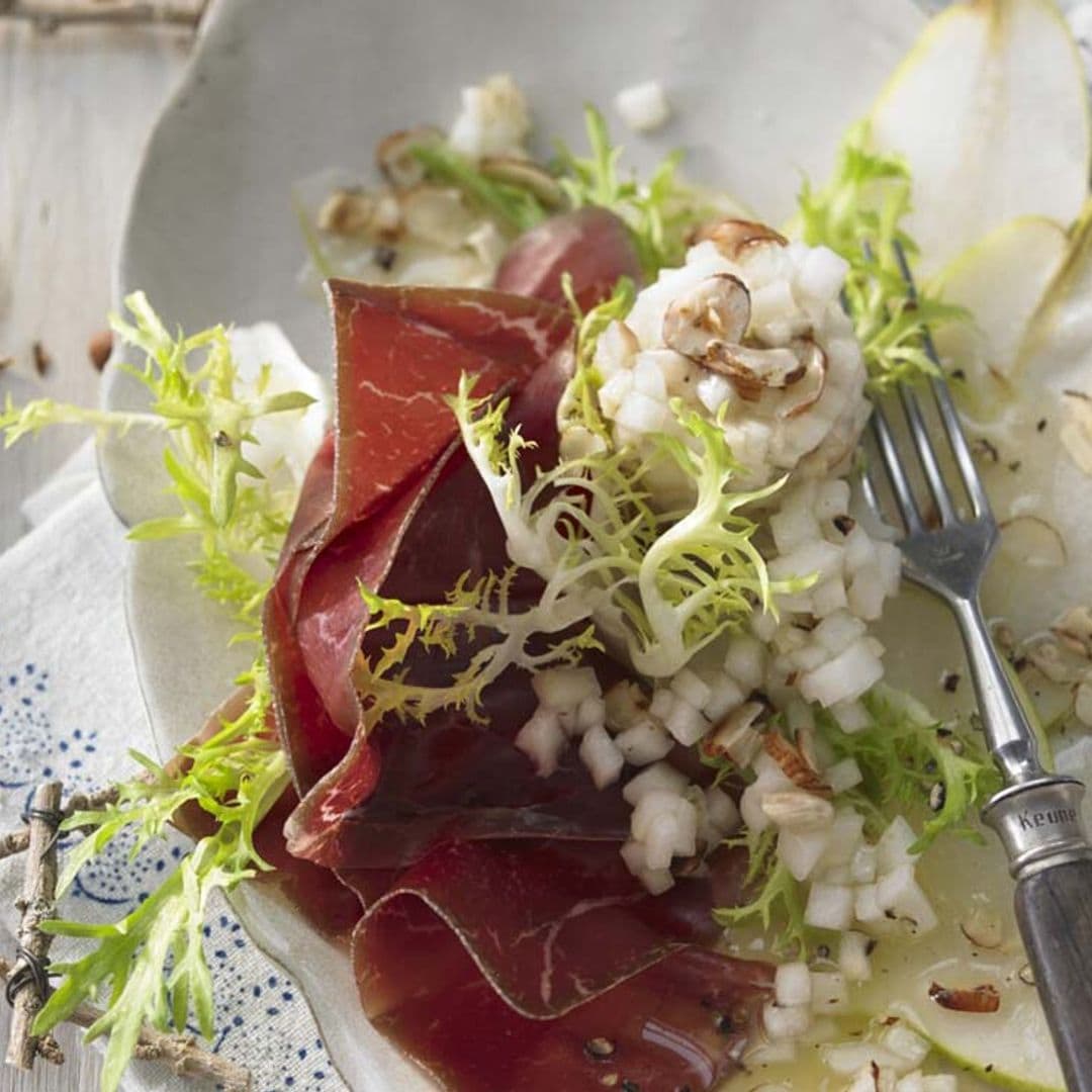 Tartar de pera con bresaola y avellanas