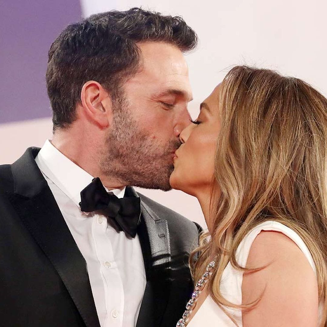 Jennifer Lopez y Ben Affleck se comen a besos en Venecia en su primer posado oficial