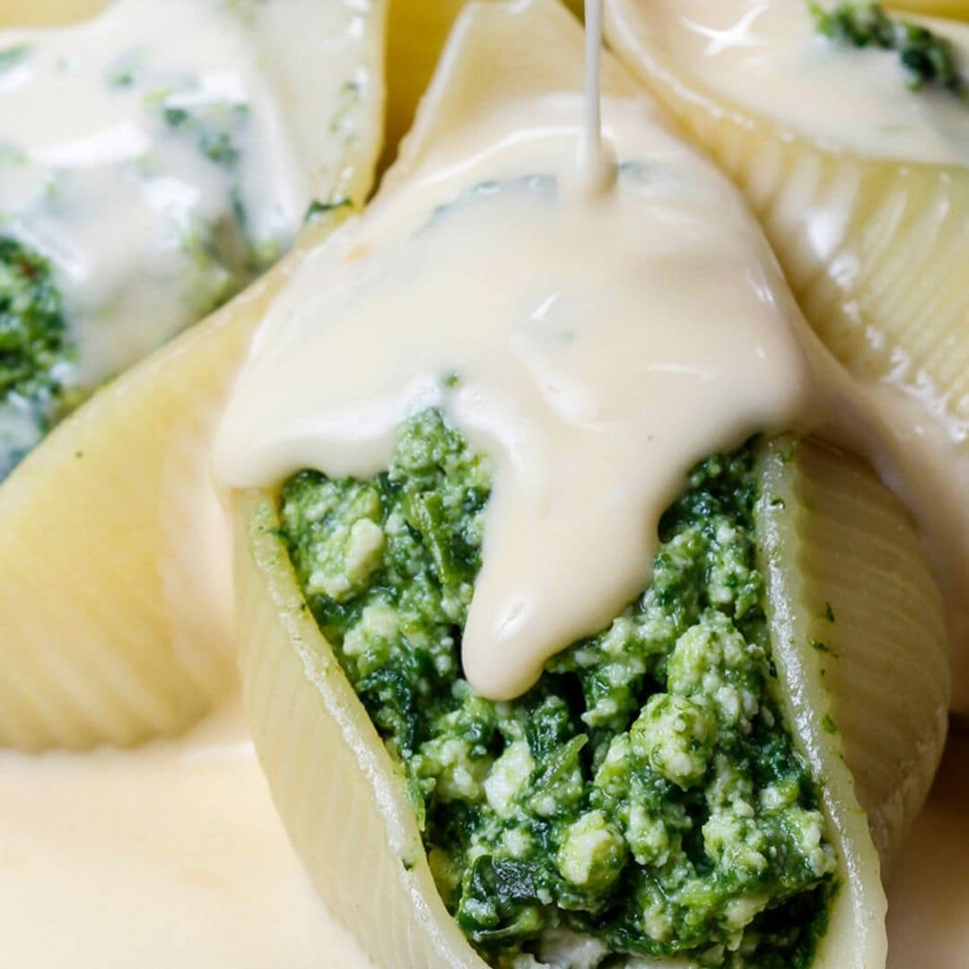 Conchas rellenas de espinacas con salsa bechamel y queso