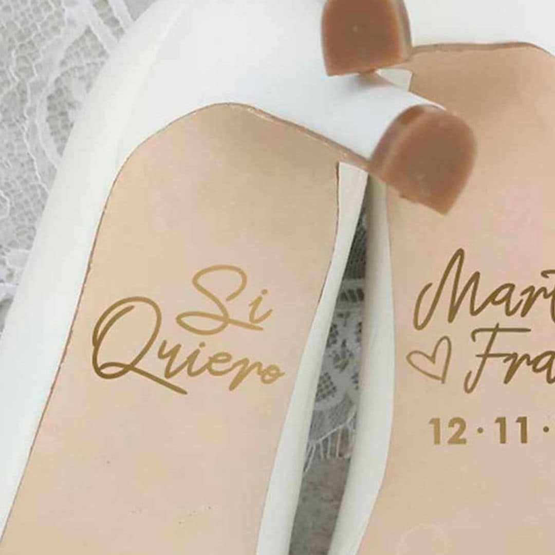 Decora la suela de tus zapatos de novia con mensajes románticos