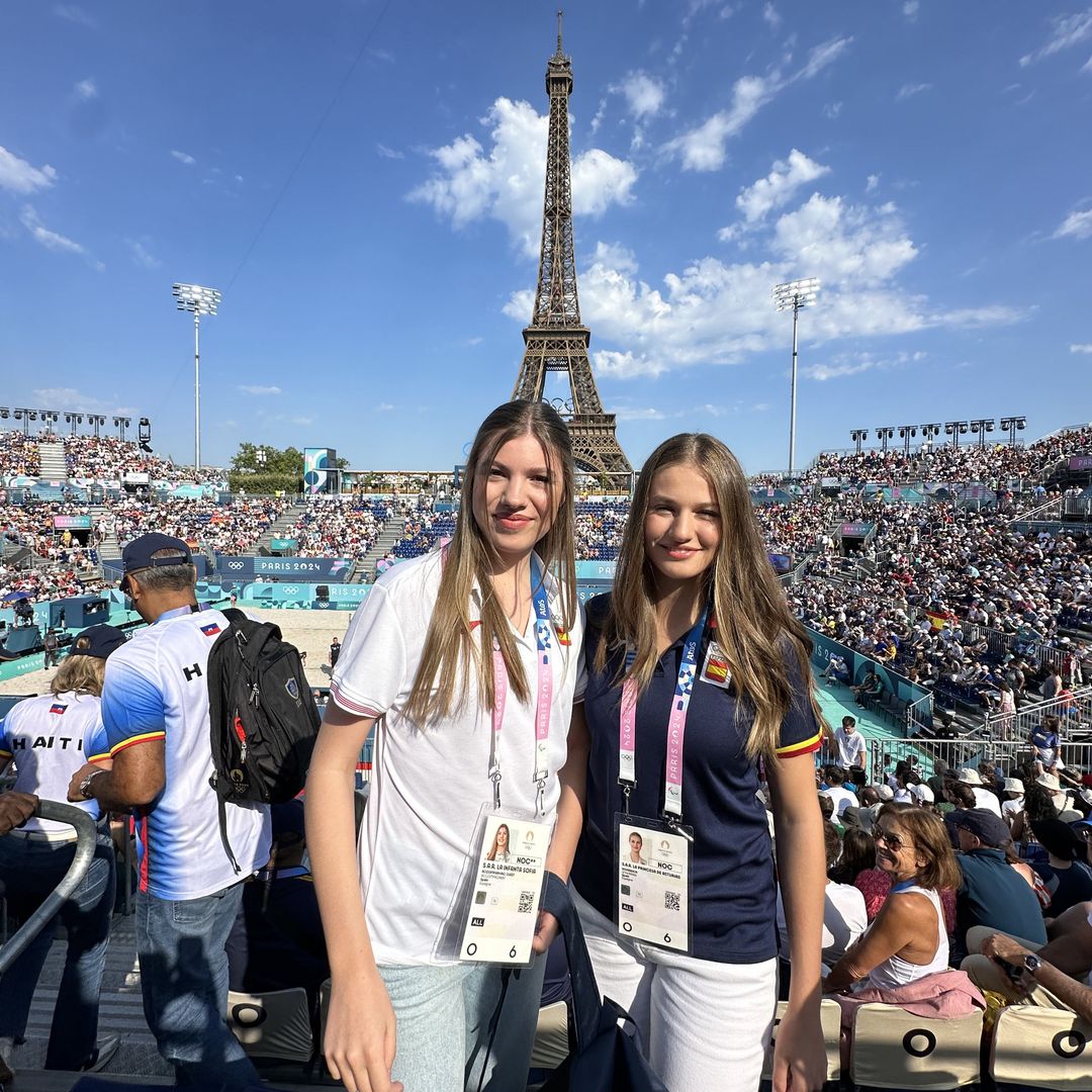 La princesa Leonor y la infanta Sofía en el partido de vóley playa el 29 de julio de 2024 en los Juegos Olímpicos de París 