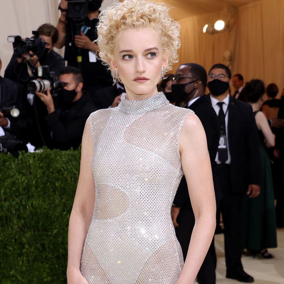 Julia Garner, la protagonista de 'Quién es Anna', impacta con su estilo 'old Hollywood'