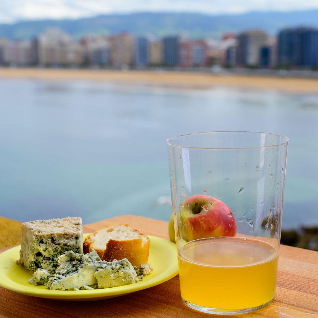 Sidra y queso de Cabrales, playa de San Lorenzo, Gijón, Asturias