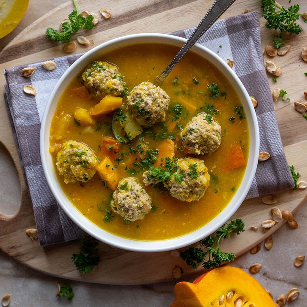 Sopa de albóndigas con calabaza