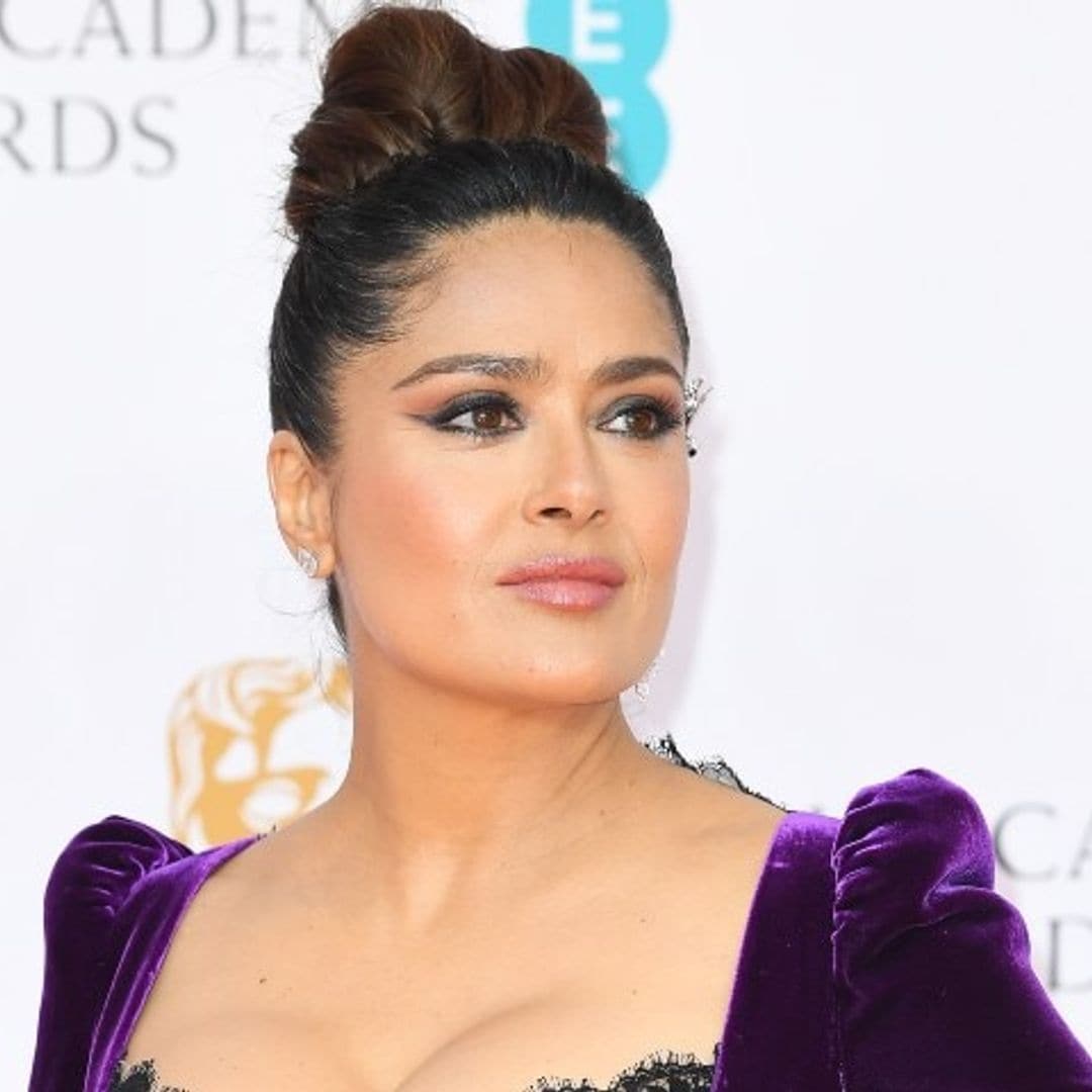 Salma Hayek impacta en los BAFTA con su look morado de inspiración gótica