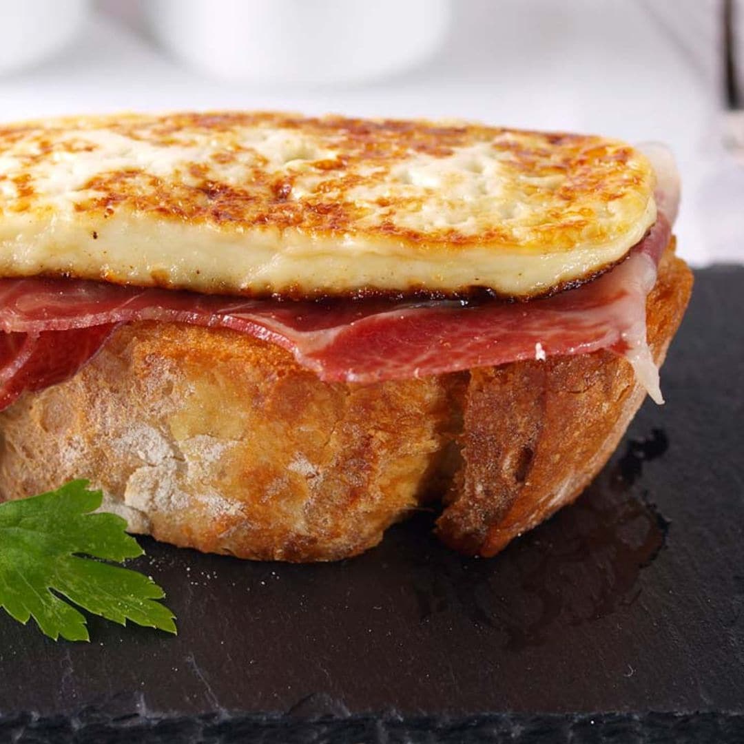 Montadito de jamón y queso a la plancha