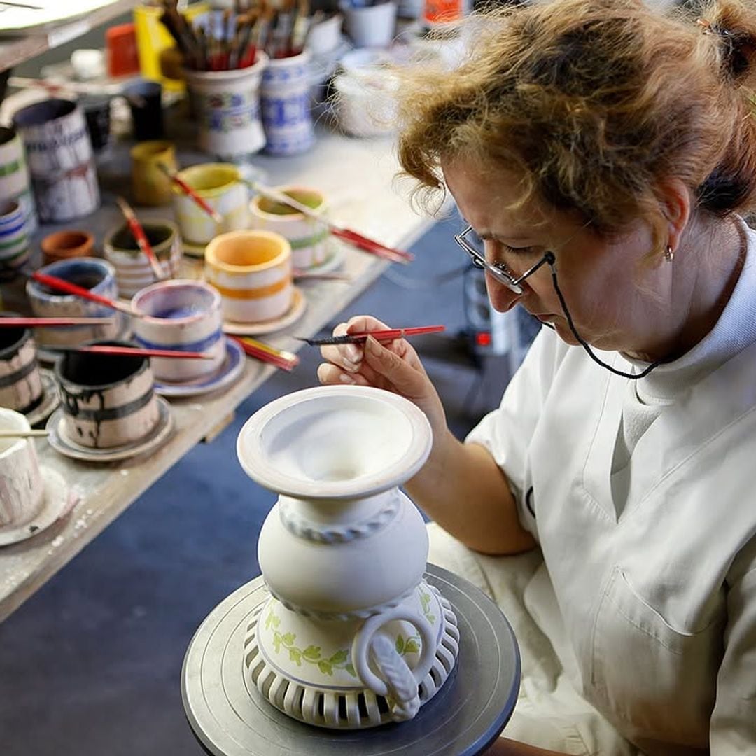 Pintando cerámica tradicional en Manises, Valencia