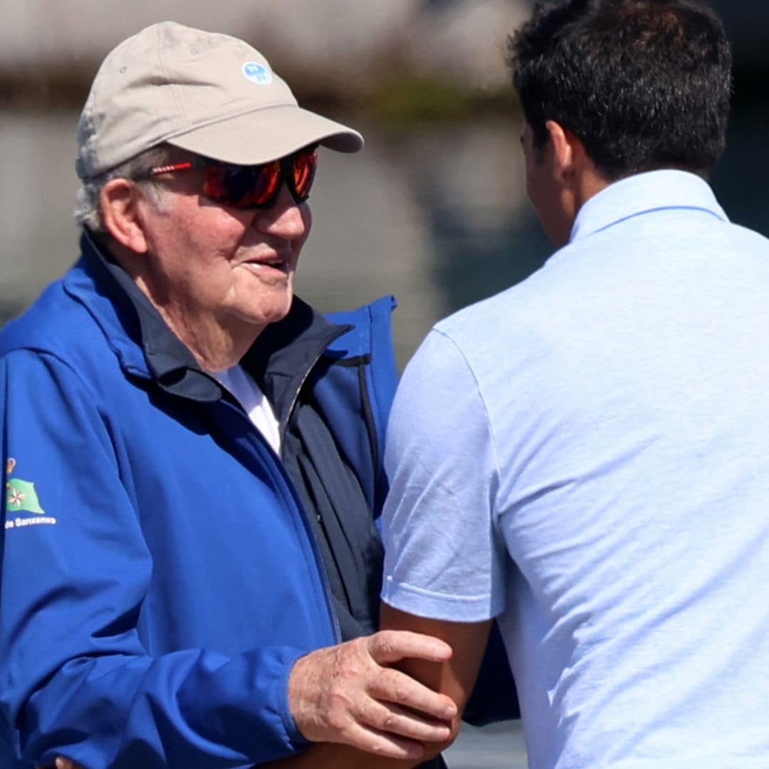 El rey Juan Carlos, relajado y sonriente, reaparece en el puerto deportivo de Sanxenxo para participar en las regatas