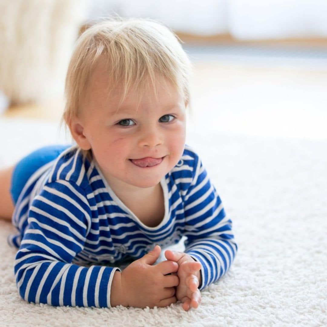 ¿Qué síntomas tiene la enfermedad mano-pie-boca y cómo le afecta al niño?