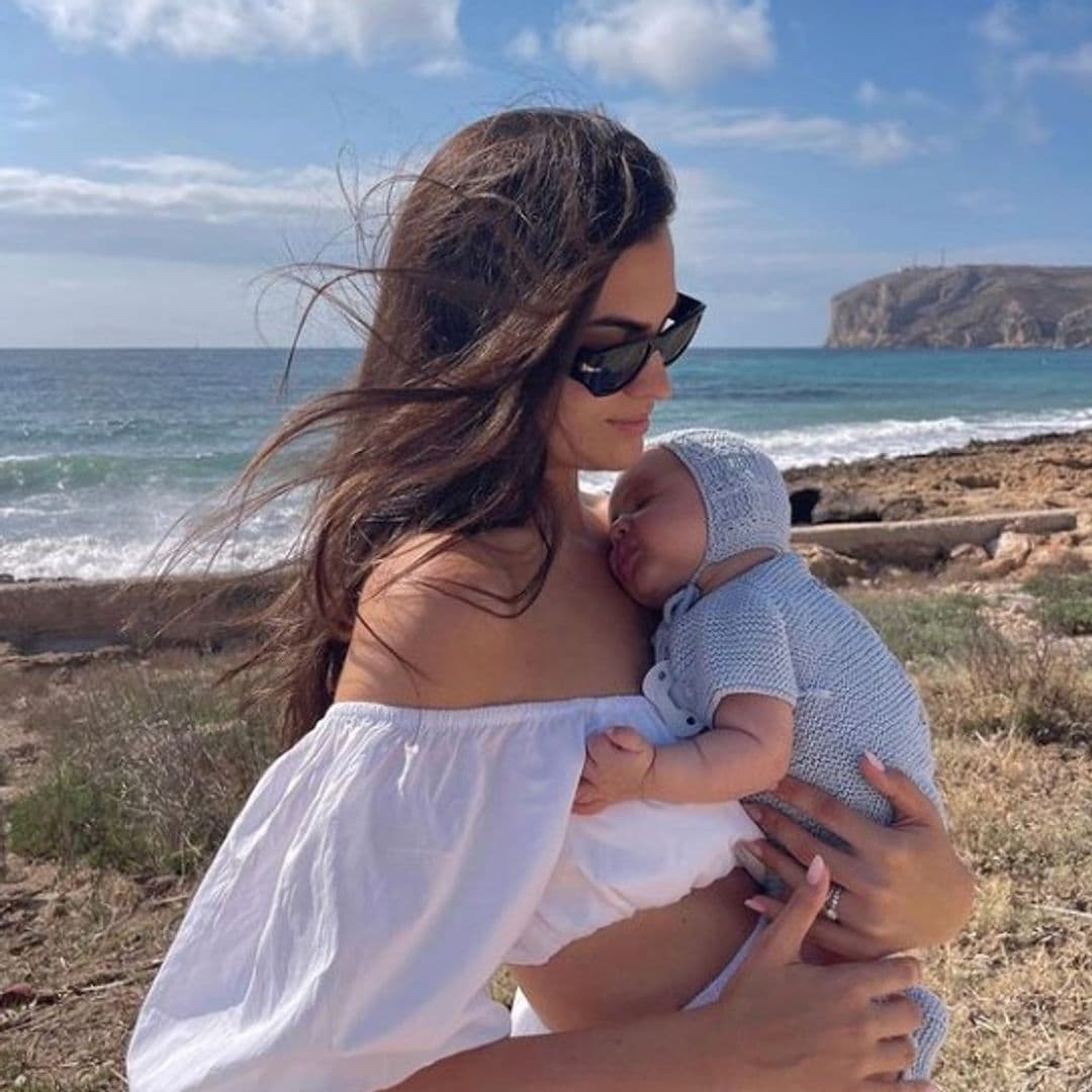 El primer baño en el mar del hijo de Marta Lozano