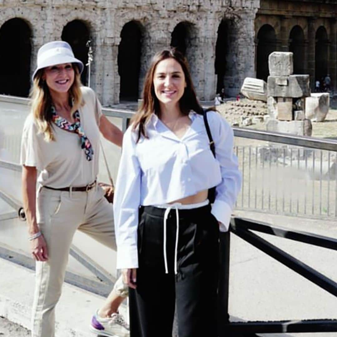 Tamara Falcó apuesta por la tendencia cañera de Zara en Roma: camisa 'crop' y pantalones cargo