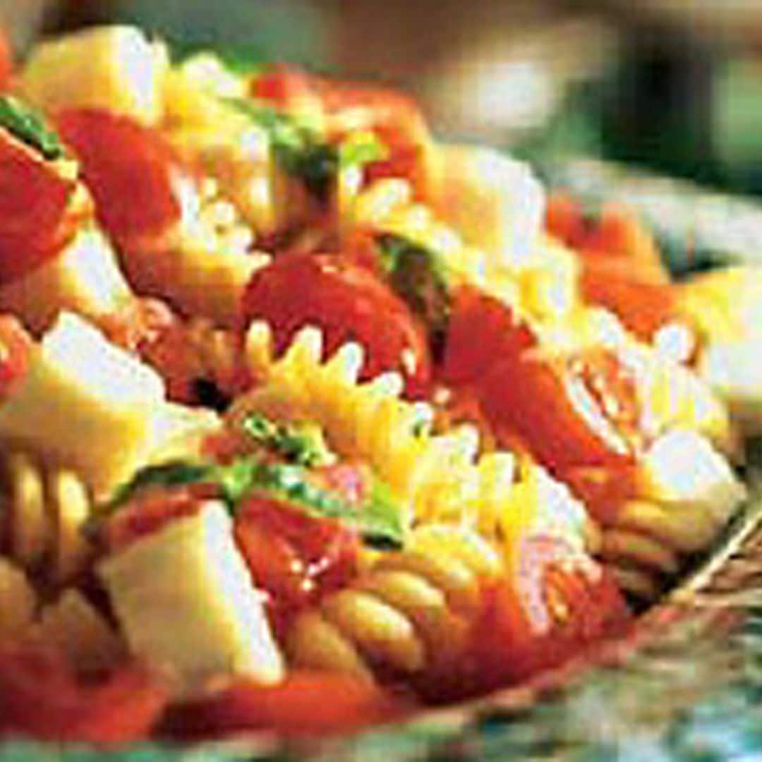 Ensalada de pasta con tomatitos y queso mozzarella