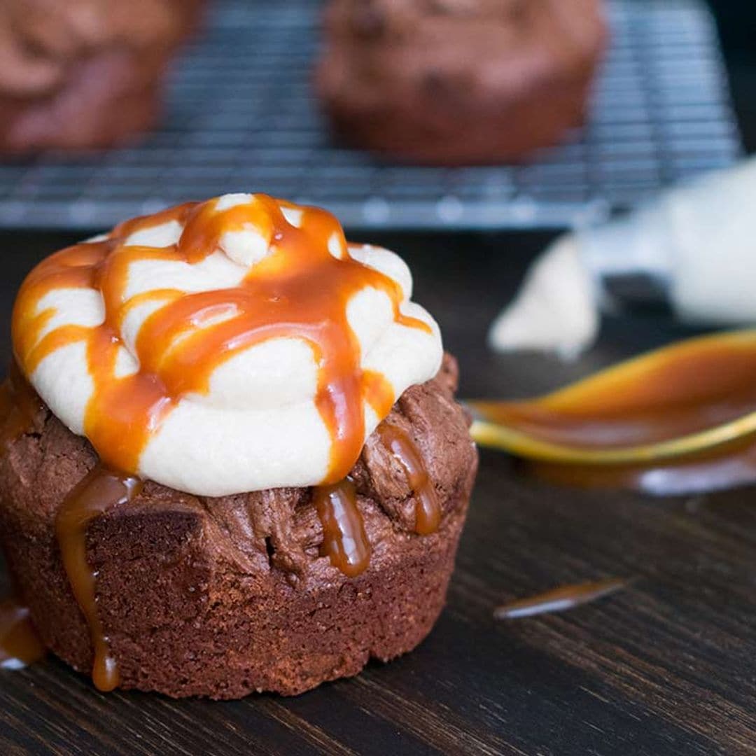 'Mini brownies' con nata y caramelo salado