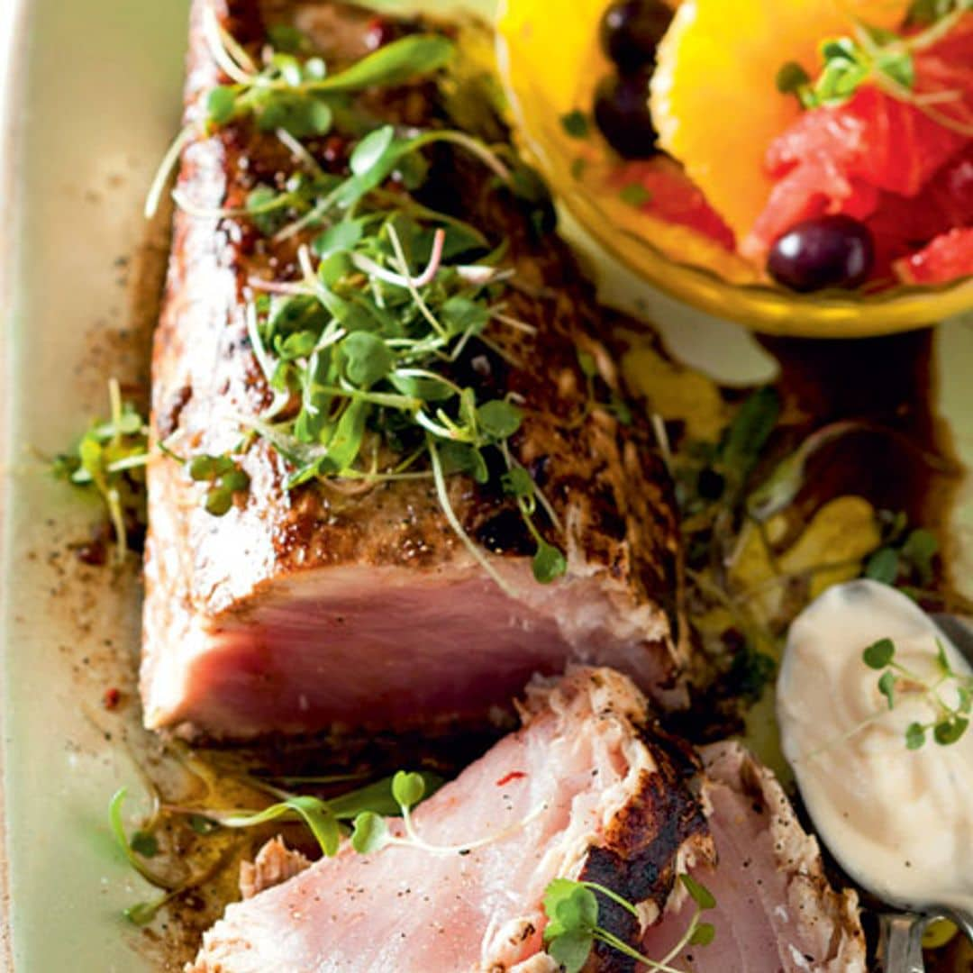 Lomo de atún asado con ensalada de naranja y pomelo rosa