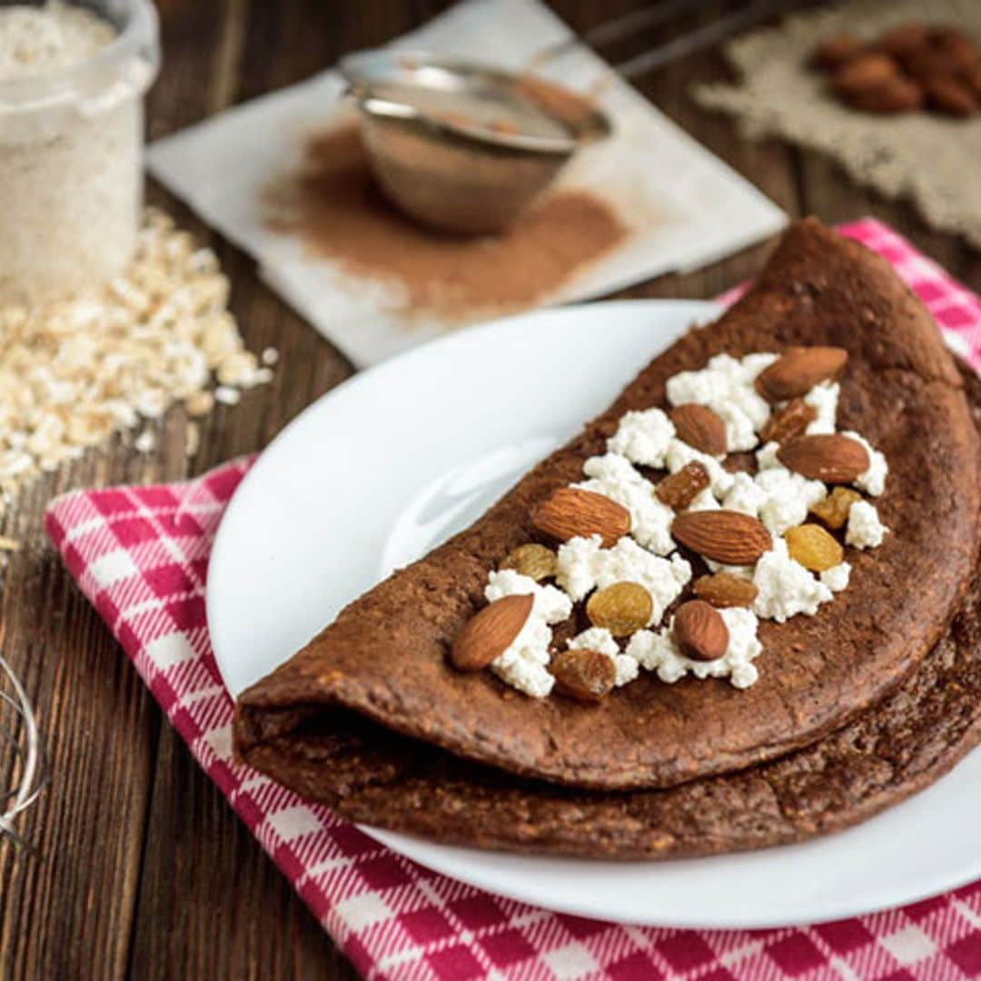 Tortitas de avena y chocolate con requesón, almendras y pasas