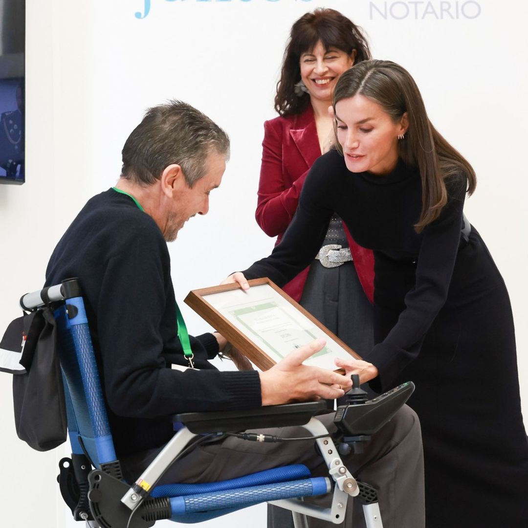 La reina Letizia y Juan Carlos Unzué emocionan en un homenaje a la discapacidad en el Museo del Prado