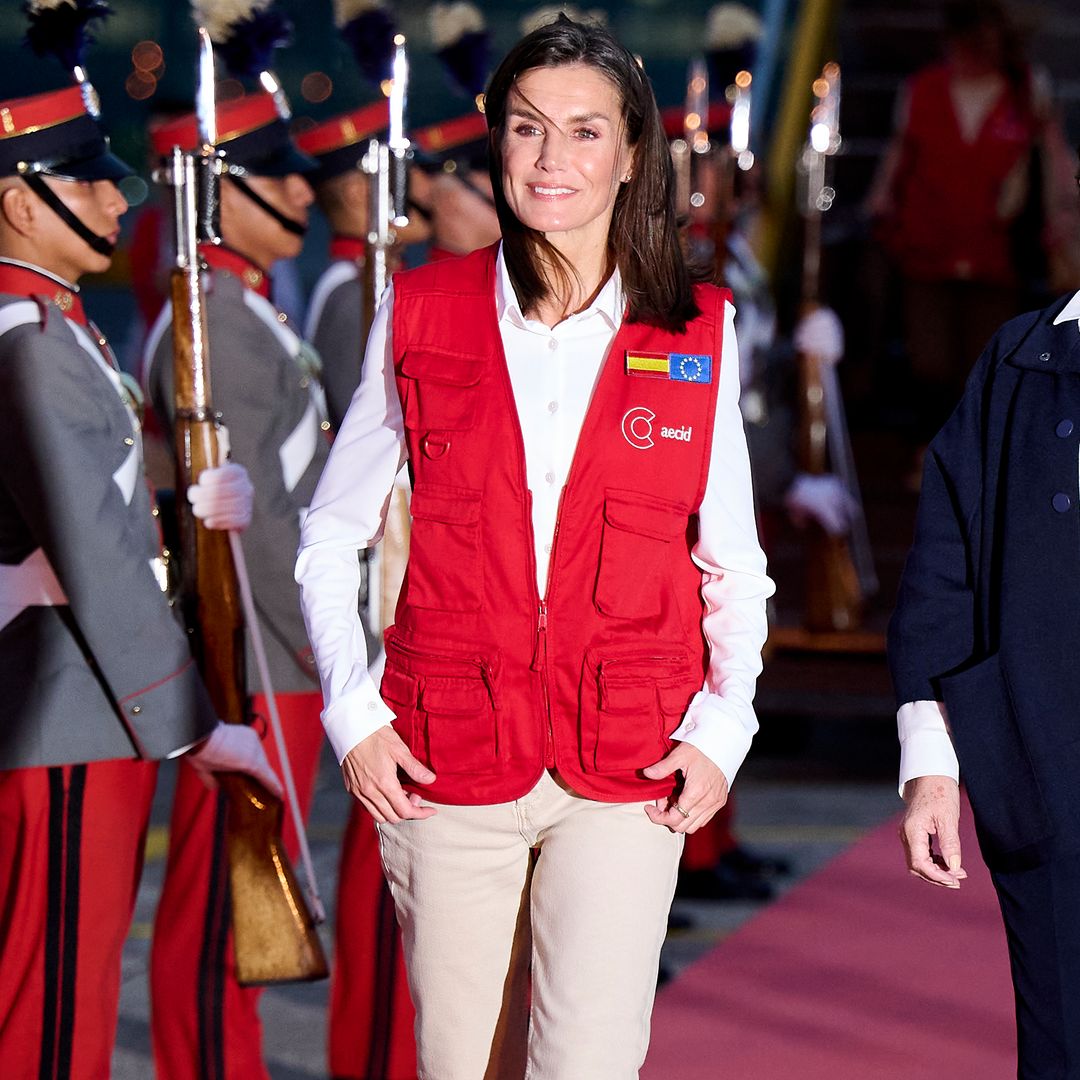 La camisa blanca de la reina Letizia que resiste manchas, arrugas y malos olores está rebajada y necesitas comprarla