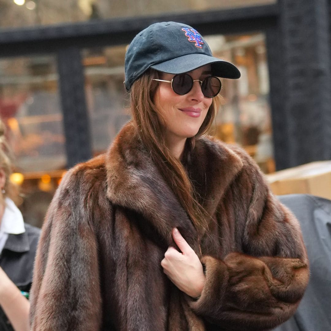 Dakota Johnson hace una declaración de estilo con abrigo elegante, gorra y jeans deslavados