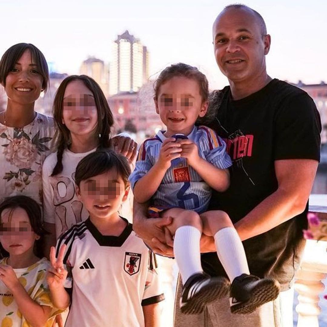 Andrés Iniesta comparte orgulloso la primera imagen de sus cinco hijos juntos