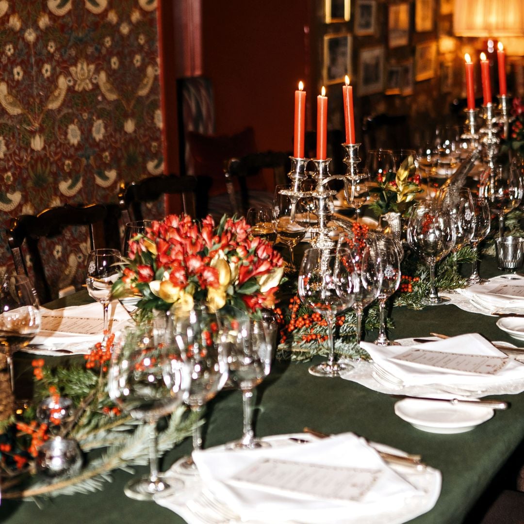 Detalle de la mesa en Horcher con deco del propio restaurante e individuales de Los Encajeros. 