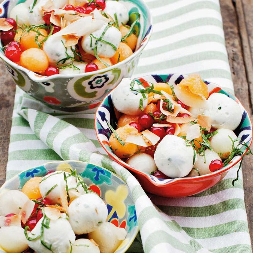 Ensalada de melón con 'mozzarella', grosellas y coco