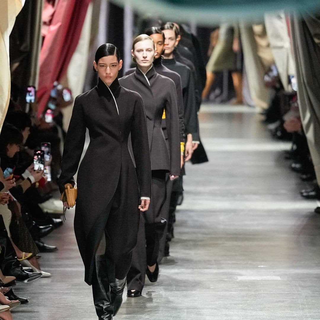 Fendi se viraliza en Milán con un desfile que innova con diseños en piel y guiño 'British'