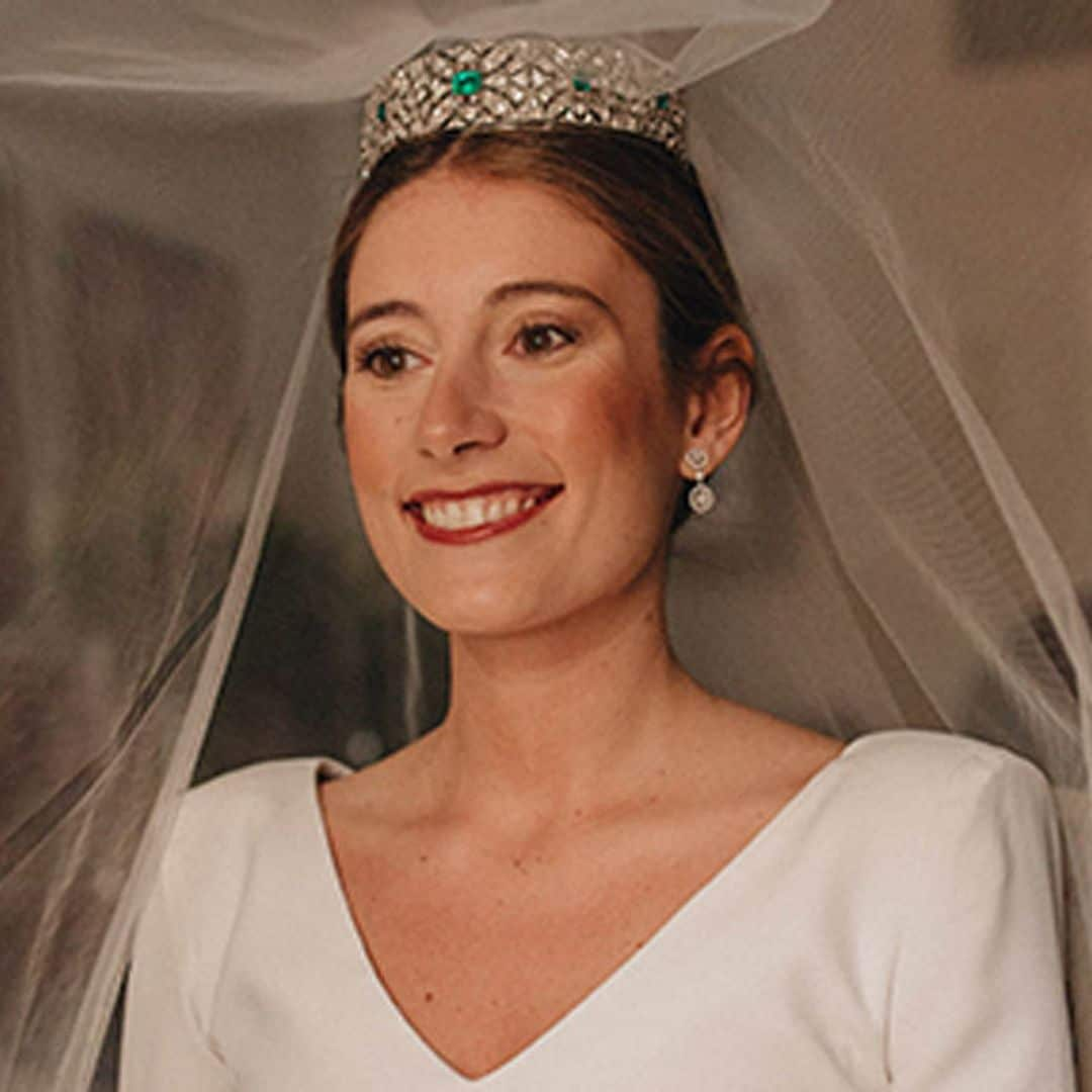 La boda en Sevilla de Sandra, la novia del vestido sencillo y la tiara de esmeraldas