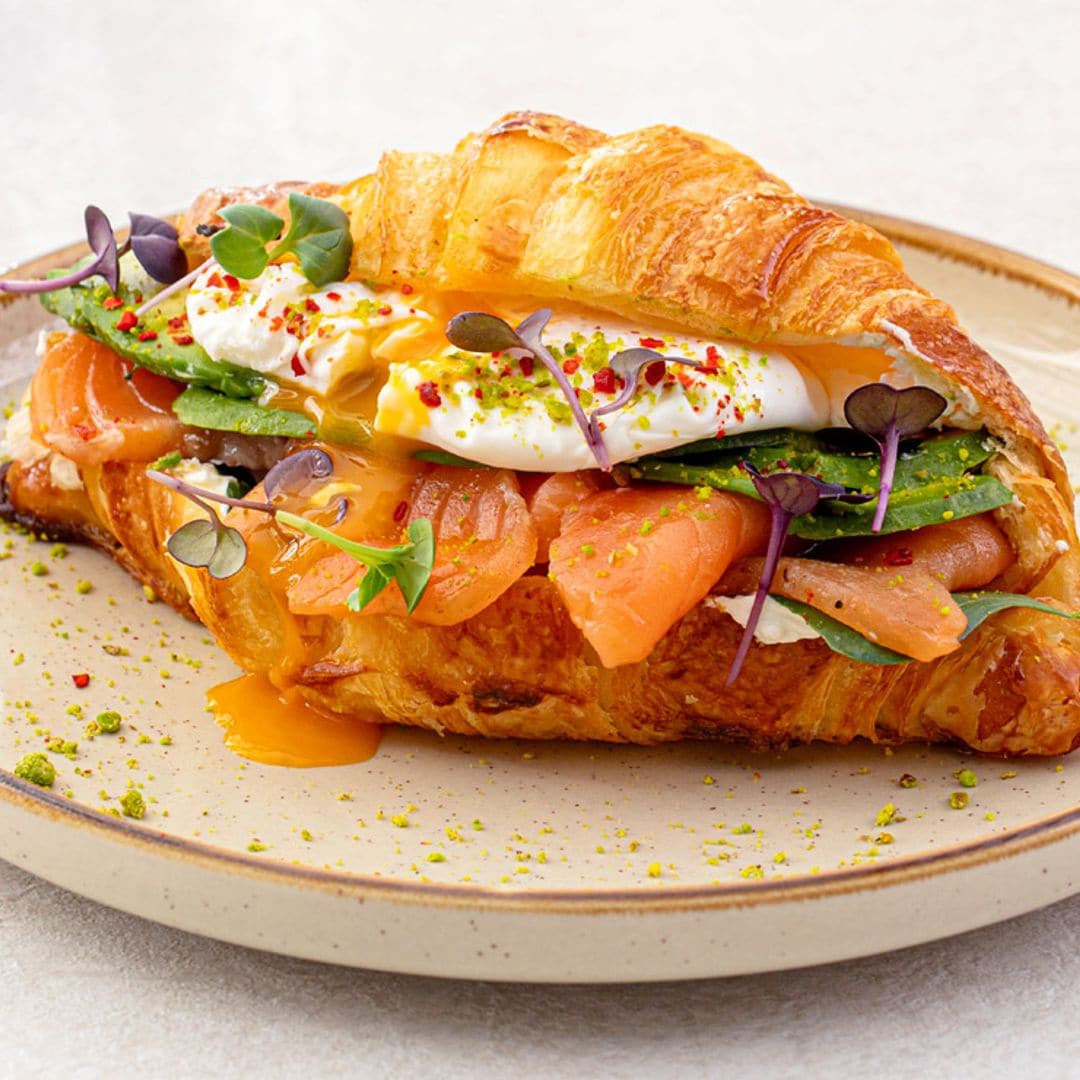 'Croissant' de salmón, huevo poché y queso crema