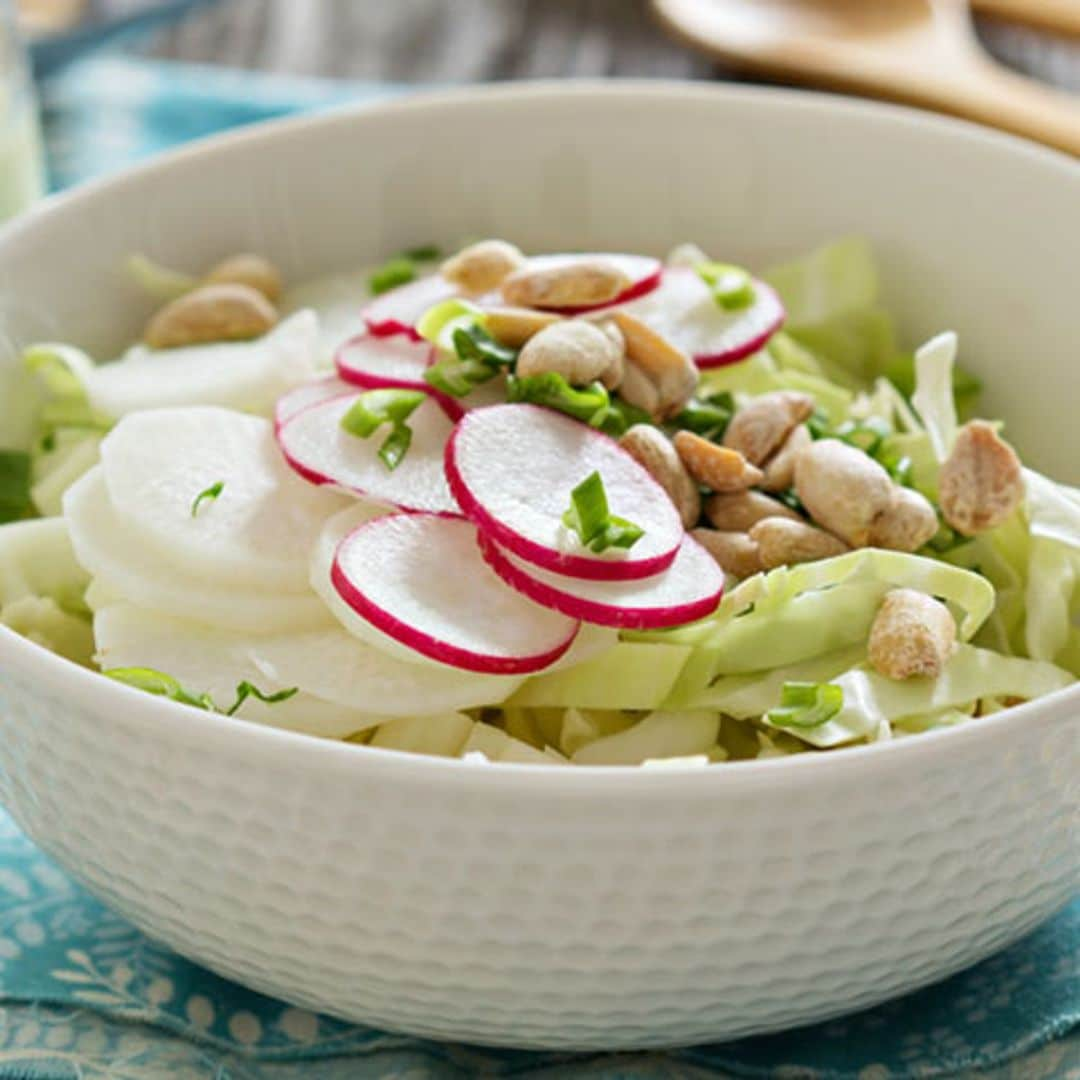 Ensalada de rabanitos y repollo con cacahuetes