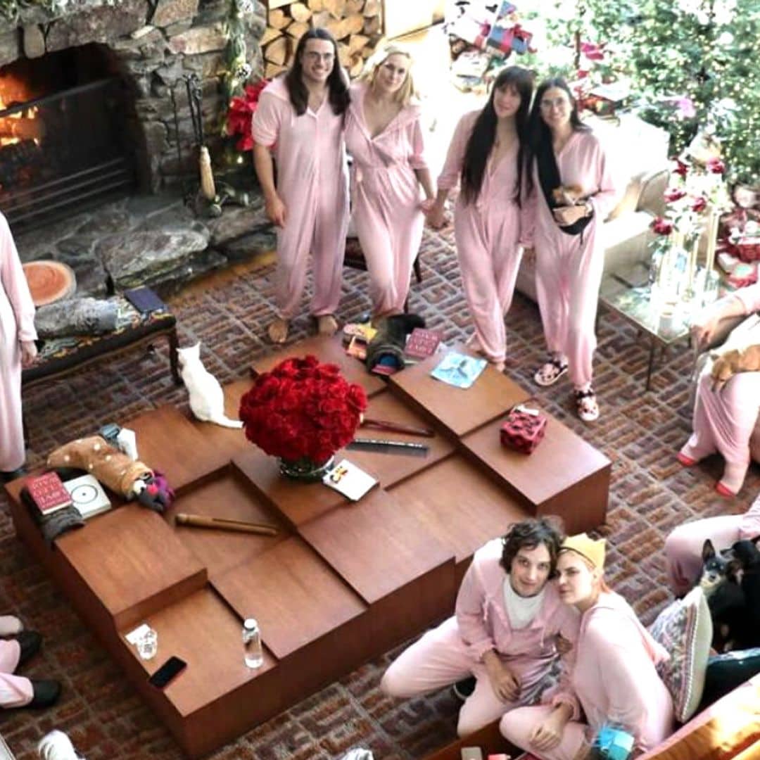 ¡Navidad de rosa! Demi Moore y su familia celebran una divertida fiesta de pijamas antes del fin de un agridulce de año