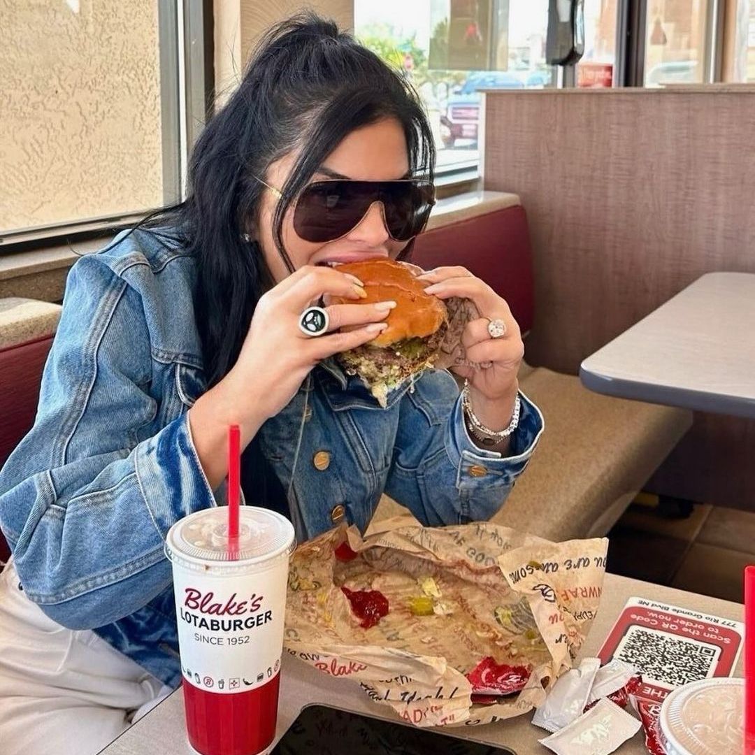 Lauren Sánchez disfrutando de una hamburguesa en Blake's