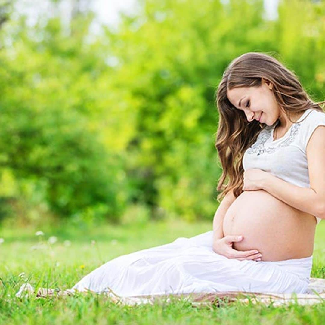 ¿Es normal que las mujeres embarazadas se toquen tanto la barriga?