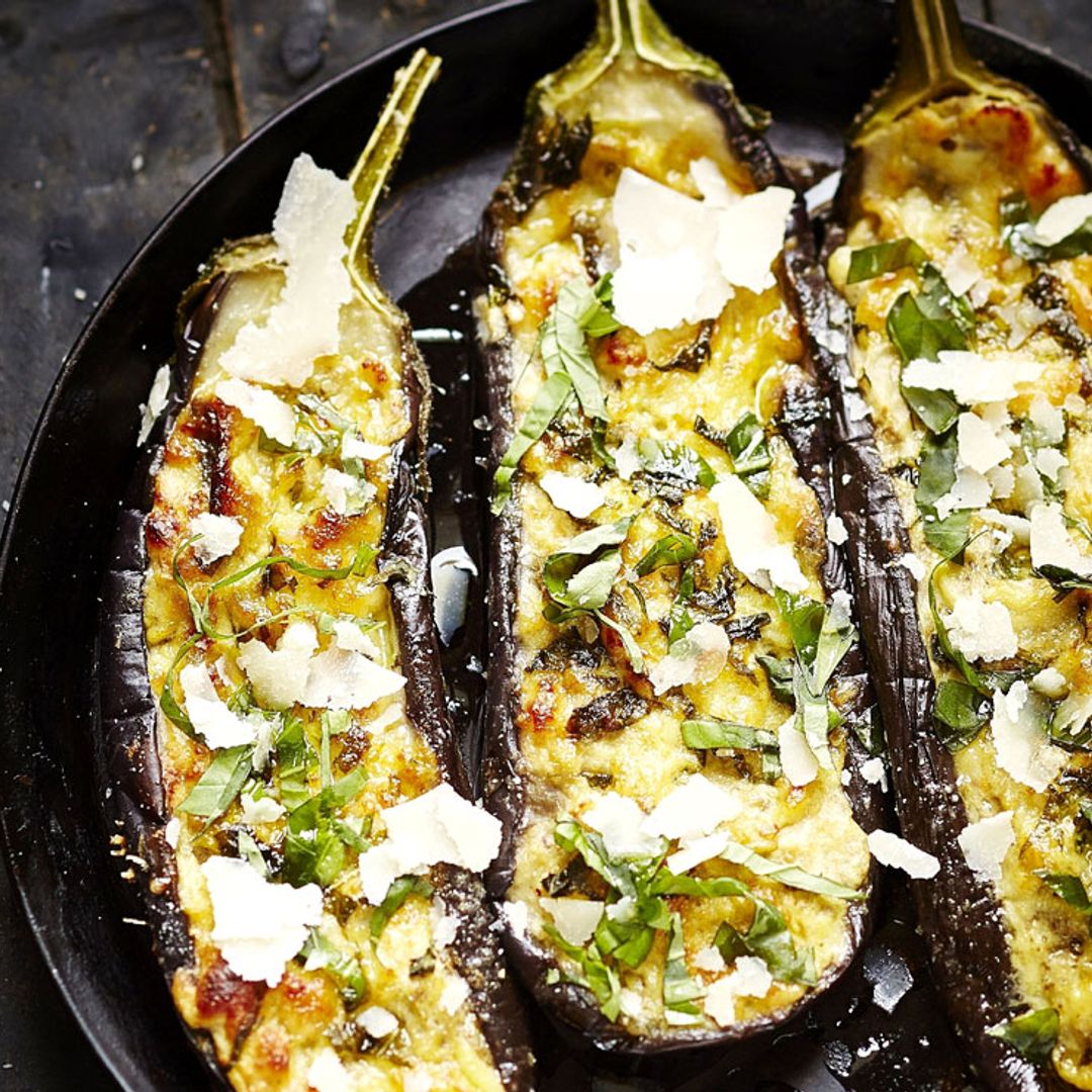 Berenjenas con verduras y parmesano en dos texturas