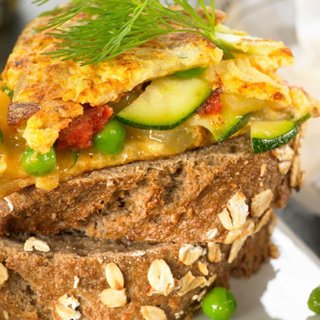 Tostas de tortilla de verduras y chorizo