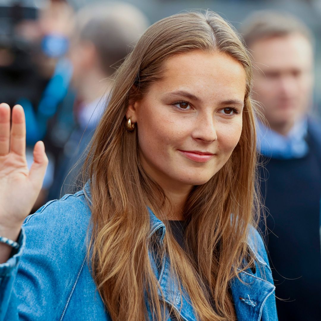 Ingrid de Noruega combina la gabardina vaquera que será tendencia en otoño con un bolso 'vintage' de su madre