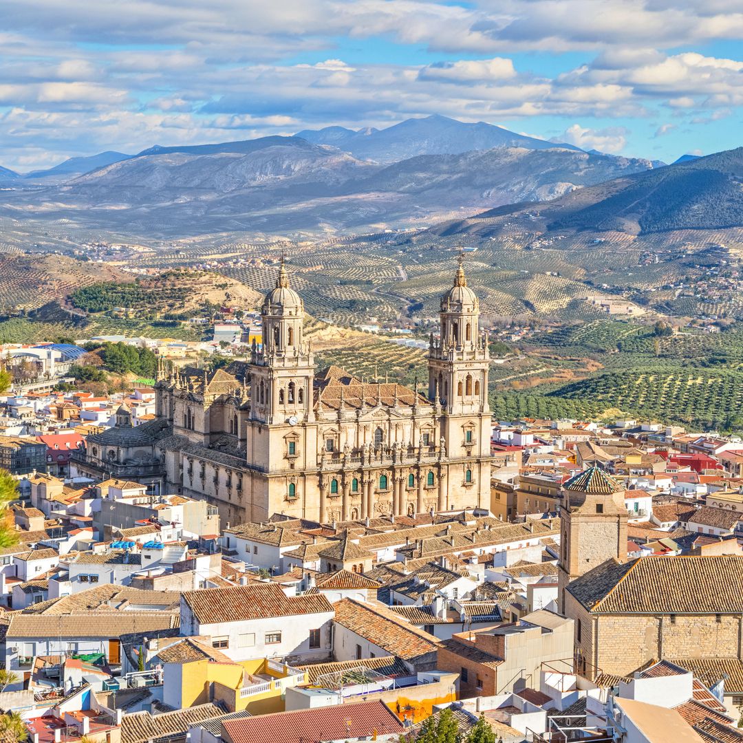 Catedral de Sierra Mágica y montañas de Sierra Mágina al fondo.