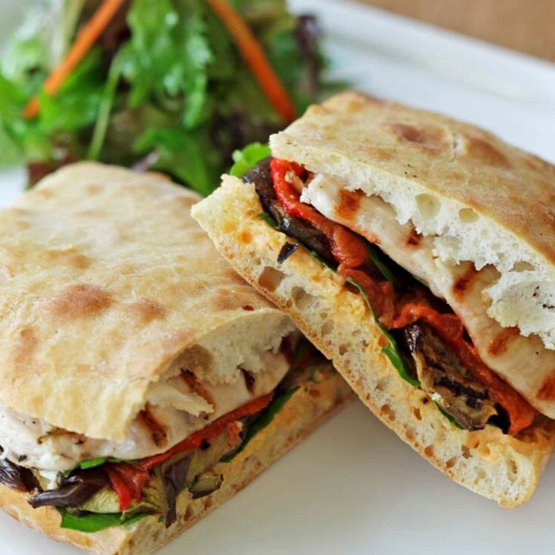 'Panini' de verduras asadas con lomo a la plancha