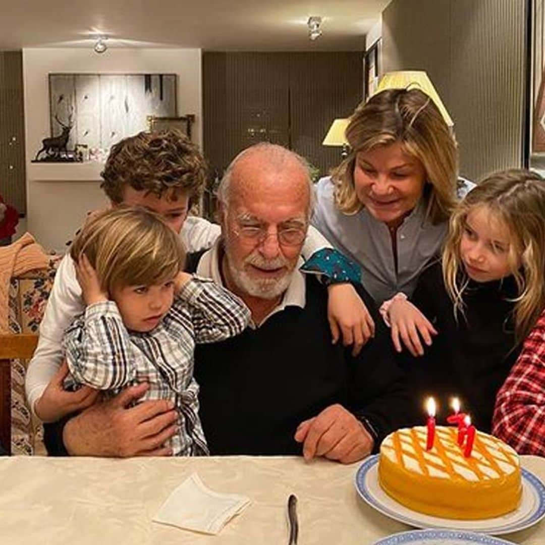 Carlos Goyanes celebra su cumpleaños soplando las velas junto a su mujer y sus cinco nietos