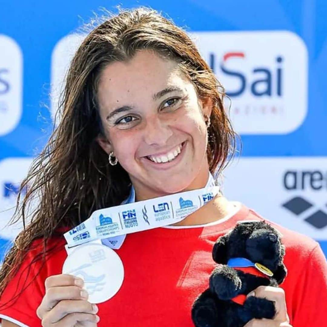 Nunca pierde la sonrisa y sueña con el podio en París: conoce a María de Valdés, la nadadora que está arrasando